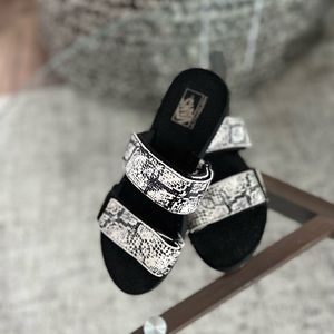 VANS Comfy Black/White Summer Vacation Beach Casual Sandals/Slides Size 7